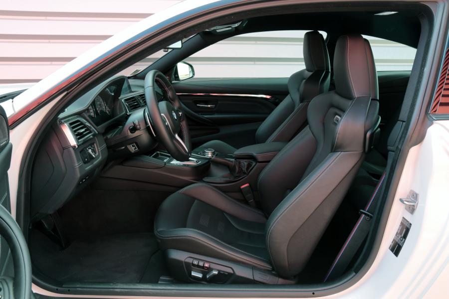 Интерьер BMW M4 Coupe Competition Package 2016 года  (фото 16 из 29)